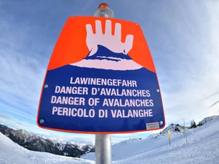 Skifahrer stirbt bei Lawinenabgang in Tirol