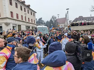 Meran feiert den Durchzug der olympischen Fackel