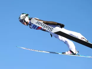 Nika Prevc dominiert Skisprungweltcup - Lisa Eder Neunte