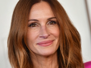 Julia Roberts und George Clooney teilen Golden Globes aus