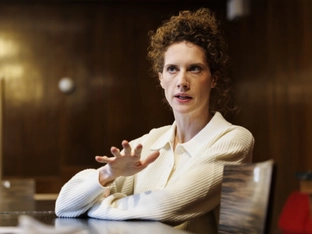 Julia Riedler: "Schauspielerin des Jahres" gibt Regiedebüt