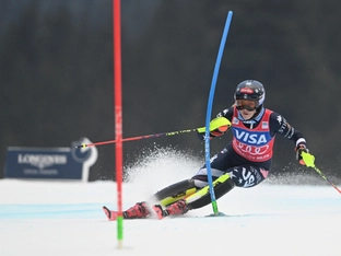 Shiffrin greift als Halbzeitführende nach Kugel