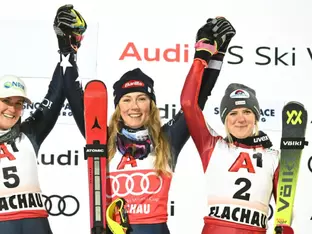 Truppe bei Shiffrin-Sieg im Flachau-Spektakel am Podest