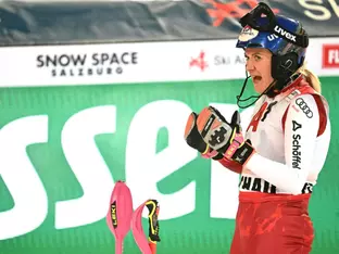 Truppe bei Shiffrin-Sieg im Flachau-Spektakel am Podest