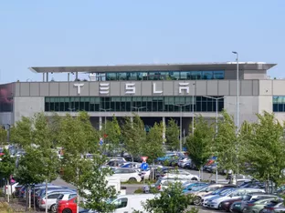 Tesla schließt erstmals ein Jahr mit Umsatzrückgang ab