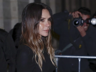 Sohn Brooklyn fehlte: Victoria Beckham in Paris geehrt