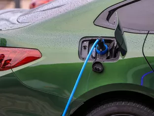 2025 weltweit 13,7 Millionen neue Elektroautos zugelassen