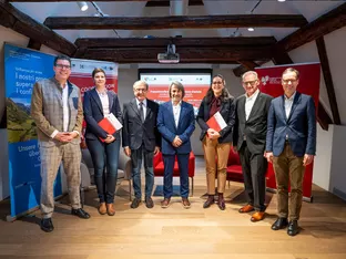 Euregio-Broschüre „Grenzenlos gesund“ in Bozen vorgestellt