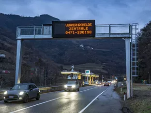 Überkopf-Digitalanzeige an der Brennerstaatsstraße nun in Betrieb
