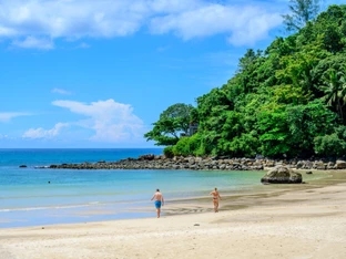 Öl von gesunkenem Frachter trifft auf Strände in Thailand