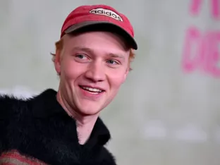 Schauspieler Bruno Alexander brach sich bei Filmdreh den Fuß