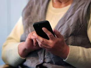 Sicher durchs Netz: Tipps für Ältere per Messenger