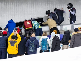 Treichl zur Viererhalbzeit Olympia-10., Mandlbauer im Spital