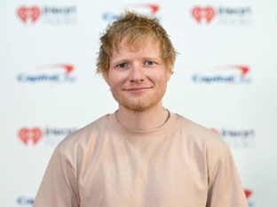 Ed Sheeran und Chris Hemsworth messen sich im Armdrücken