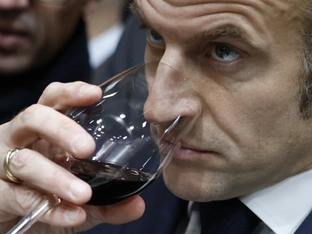 "Französische Lebensart": Macron will Wein-Exporte steigern