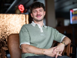 "Blumendisko": Rian spendiert eine Lokalrunde Good Vibes