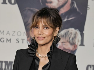 Halle Berry kritisiert Sexismus und feiert das Älterwerden