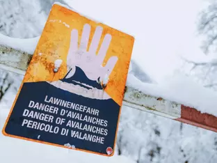 Ein Toter bei Lawinenabgang in Tirol