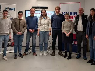 Junges Handwerk am Ruder