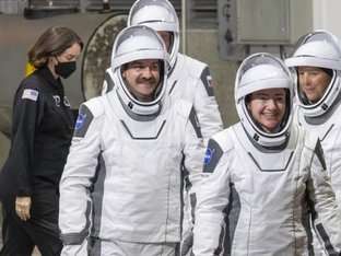 Vier Astronauten mit "Crew Dragon" an ISS angekommen