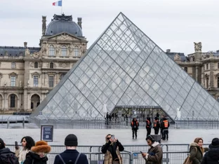 Razzia nach Millionenbetrug mit falschen Tickets im Louvre
