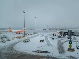 Blitzeis: Berliner Flughafen stellt Betrieb wieder ein