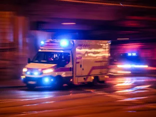 Teenager hielt in Steyr Wagen mit bewusstlosem Vater an