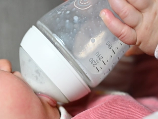 Verunreinigte Babynahrung: 14 Erkrankungsfälle gemeldet