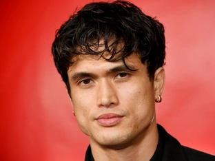 Schauspieler Charles Melton ist Vater geworden