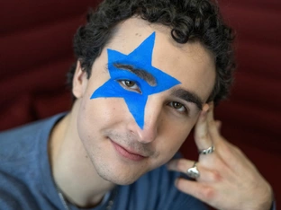 Cosmó legt offizielles Video für seinen "Tanzschein" vor