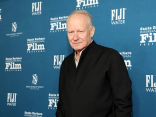 Stellan Skarsgård mit Dakota Fanning in Thriller-Serie