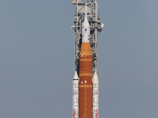 Rakete für Mondmission Artemis 2 wird für Start vorbereitet