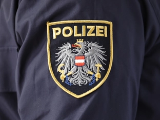Polizei sucht nach Messerattacke 26-Jährigen mit Foto
