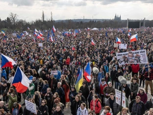 Zehntausende demonstrieren gegen Regierung in Prag