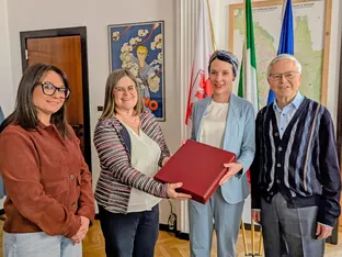 Briefmarkensammlung von Hans Innerhofer an Gemeinde Meran übergeben