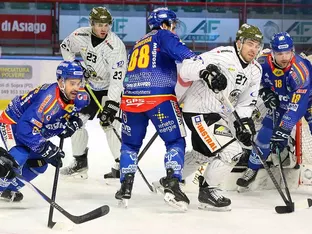 AHL: Meran holt sich Matchpucks