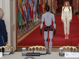 First Roboter: Melania Trump lädt besonderen Gast ins Weiße Haus ein