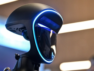 Humanoider Roboter schockt chinesische Fußgängerin