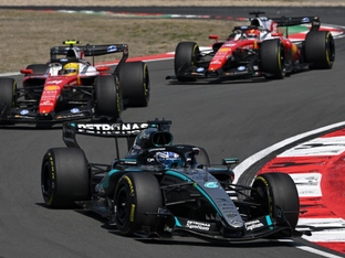 Russell gewinnt spannenden Sprint in China vor Ferrari-Duo