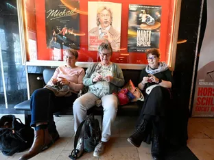 Mit Stricknadel und Wollknäuel ins Kino