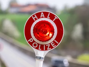 Deutsche Polizei fand Kind ohne Gurt, aber mit Zigarette