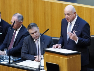 Regierung wirbt im Parlament um Ja für Treibstoff-Paket