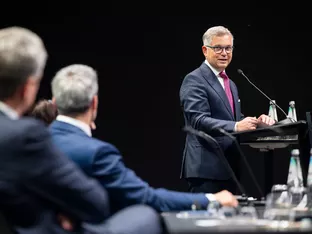 EU-Kommissar Brunner in Bozen: "Wir brauchen die Migrationsreform" ­