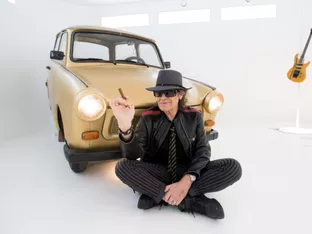 Udo Lindenbergs halber goldener Trabi brachte 1.430 Euro