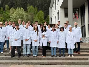 Mineralienrätseln, Molekülstrukturen und der richtige Riecher im Labor