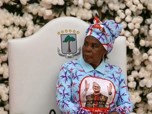 First Lady begrüßt Papst in Leo-XIV.-Hosenanzug