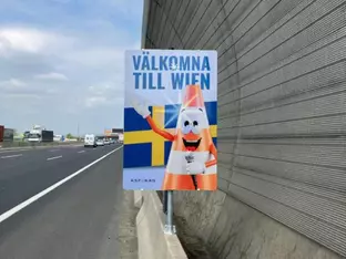 Autobahn-Plakate begrüßen ESC-Gäste in ihrer Landessprache