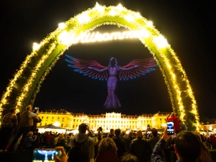 Eine Drohnenreigen zur ESC-Einstimmung in Schönbrunn