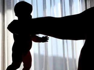 Eltern in Frankreich verklagen TV-Team nach Missbrauch-Doku