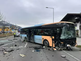 Fünf Schwerverletzte in Tirol bei Kollision von Bus und Pkw
